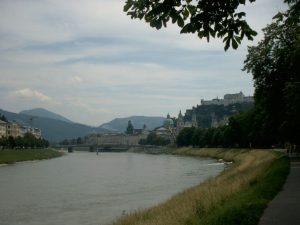 Blick über die Salzach auf die Altstadt von Salzburg 