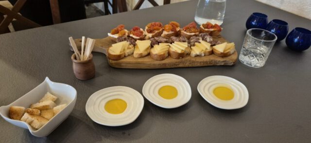 Drei Olivenöle mit passenden Snacks Drei Olivenöle mit passenden Snacks